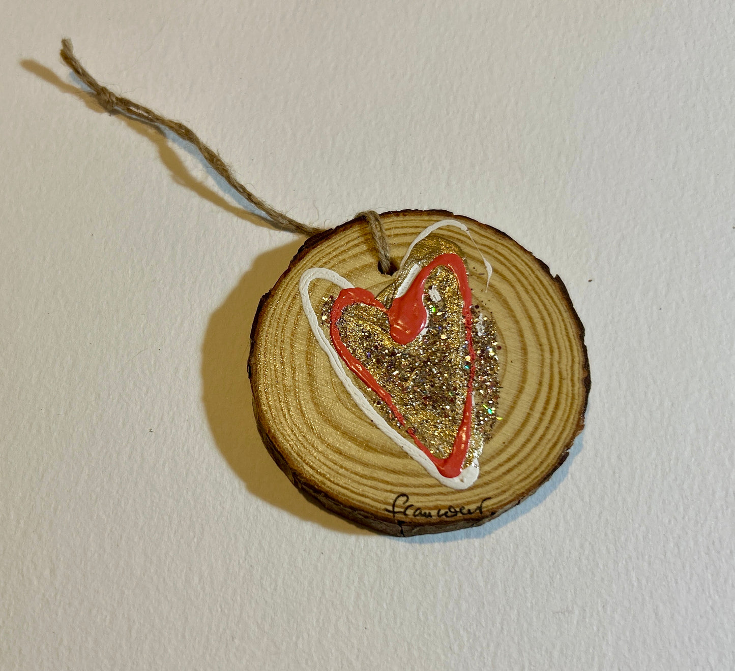 Ornement sur rondin de bois -cœur pêche